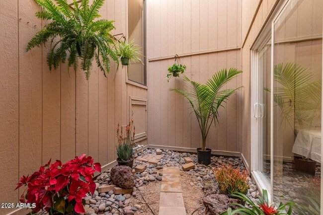 Building Photo - 20 E Redondo Dr