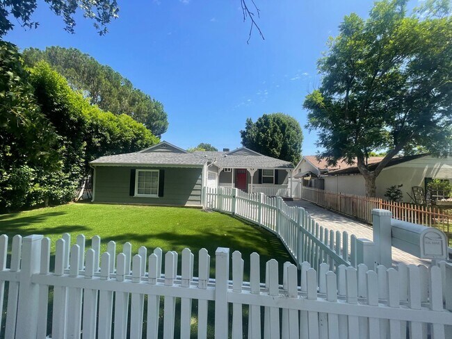 Building Photo - Welcome to your dream home in desirable Sh...