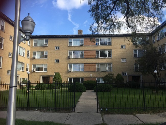 Building Photo - 6125 N Seeley Ave