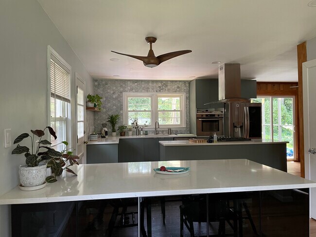 Kitchen and bar - 723 Willivee Dr