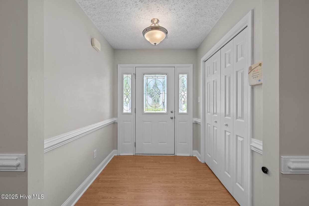 Foto principal - 205 Croatan Woods Dr