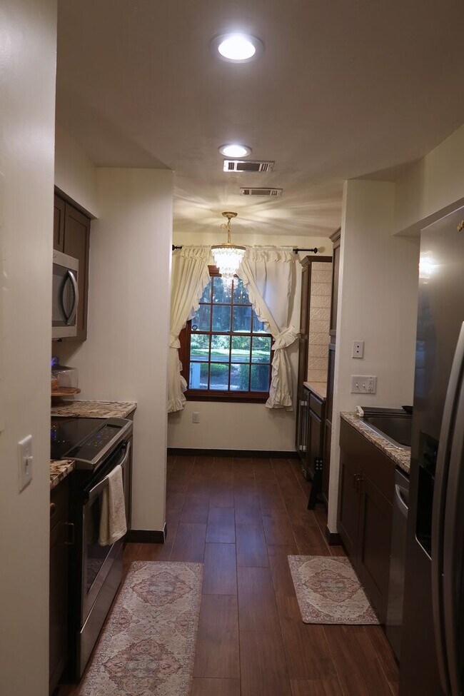 Building Photo - 1/2 Off First Month's Rent - Prime Location to Haile Village