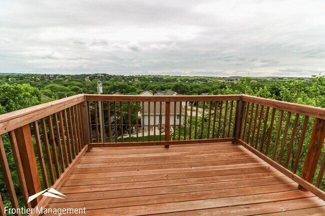 Foto del edificio - Stunning 2 bedroom duplex in West Manhattan! Large back deck provides beautiful view of Flint Hills!