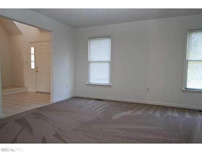 Building Photo - 629 Edgewood Arch
