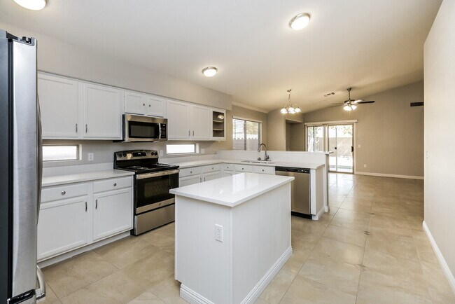 Building Photo - 1233 S Colonial Dr