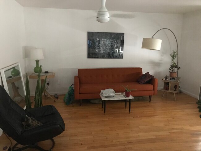 Living room - 1426 Allesandro St