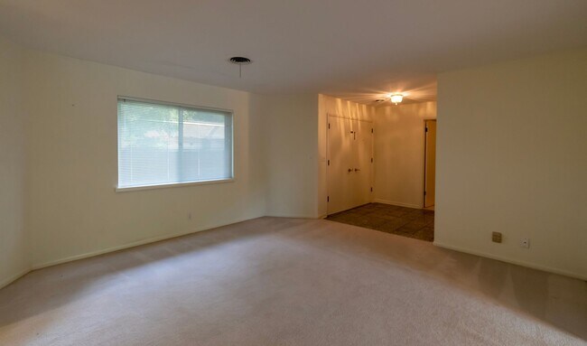 Building Photo - Spacious 3 Bedroom, 2 Bath Home With In-Gr...