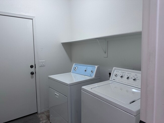 Building Photo - AVAILABLE NOW! Beautiful 4 Bedroom  2 bath...