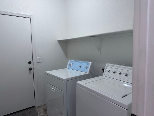 Foto del edificio - AVAILABLE NOW! Beautiful 4 Bedroom  2 bath...