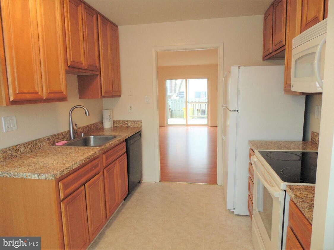 Primary Photo - 1664 Yorktown Ct