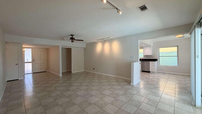 Building Photo - 3827 E Larkspur Dr