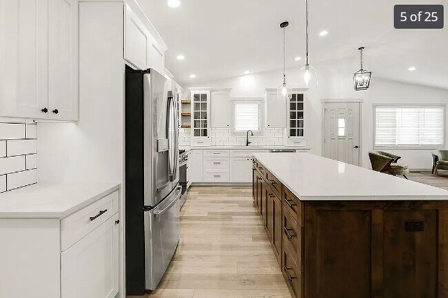 Building Photo - Newly Remodel 3 bed house - Rent $3k per m...