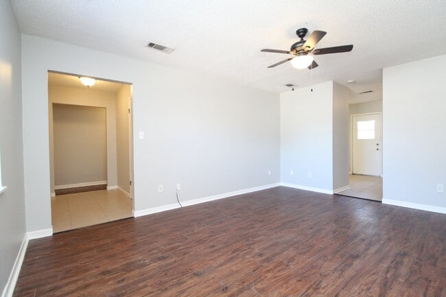 Building Photo - 3BR/2BA with Garage & Fenced Yard – Availa...