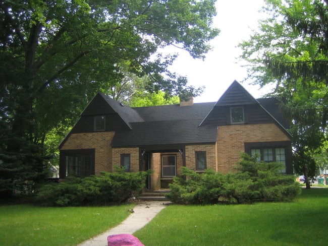 Building Photo - 917 S University Ave