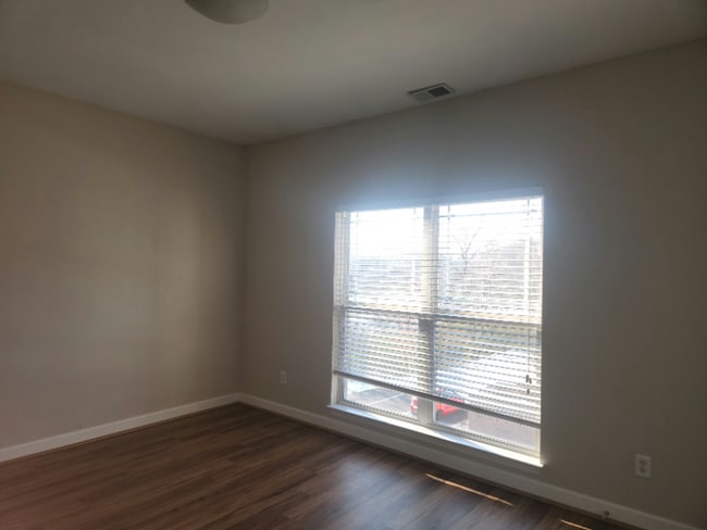 Building Photo - 885 Forest Ave