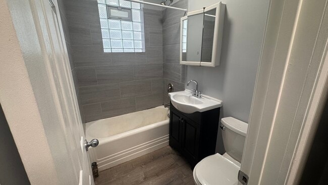 Foto del edificio - 6956 N Ashland Blvd