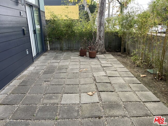 Foto del edificio - 320 Indiana Ave