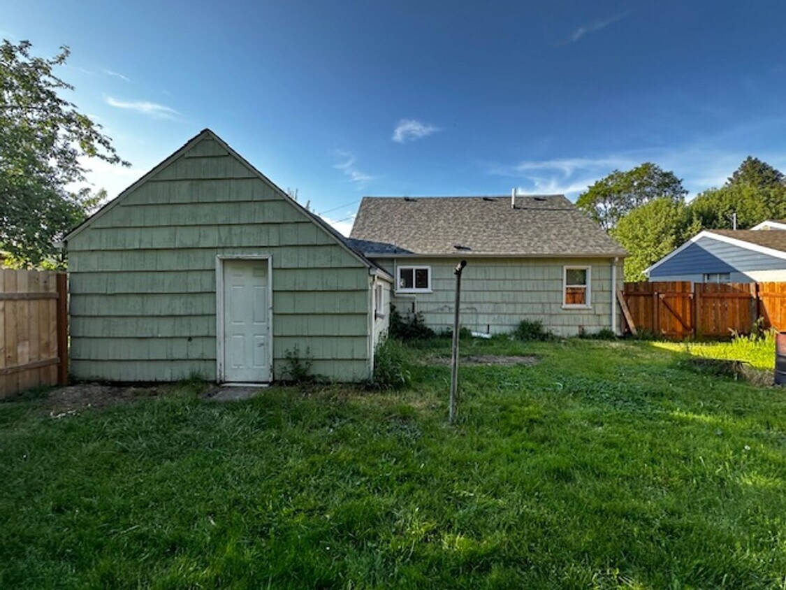 Primary Photo - Charming Two Bedroom Pet Friendly Home in ...