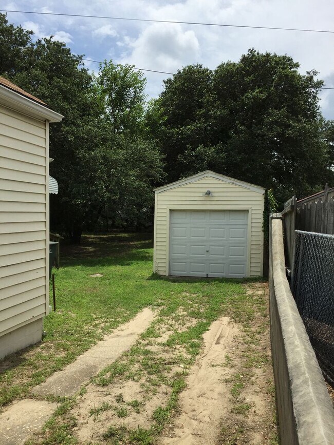 Foto del edificio - Large 2 BDRM 1 BA single family home across from the Beach!