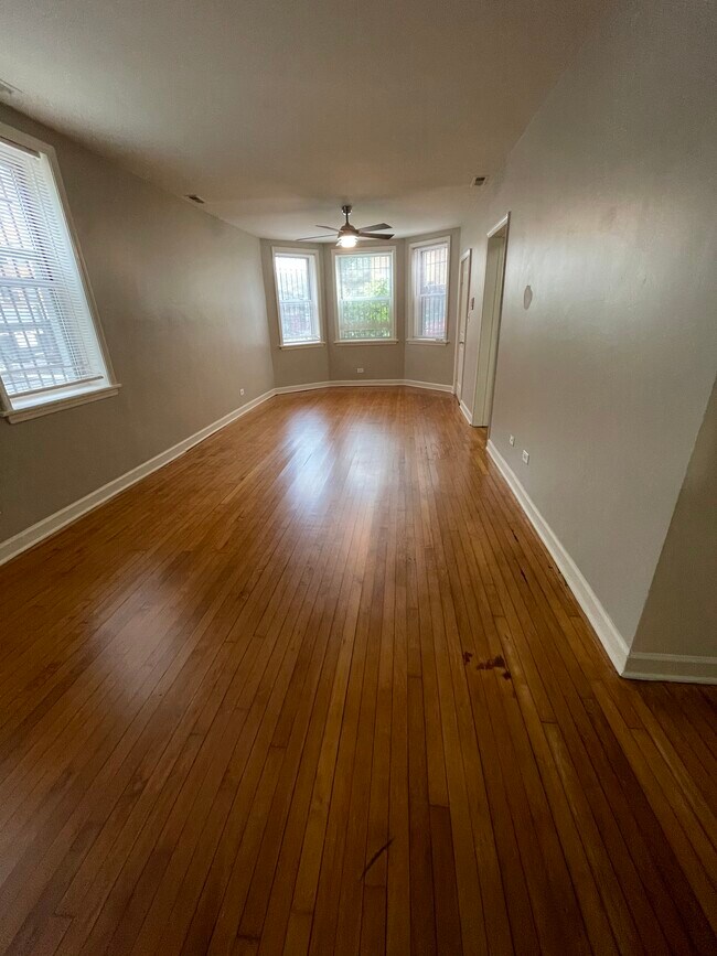 Building Photo - 3544 W Dickens Ave
