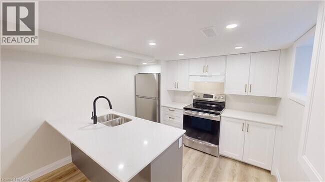 Building Photo - 132 Graham St