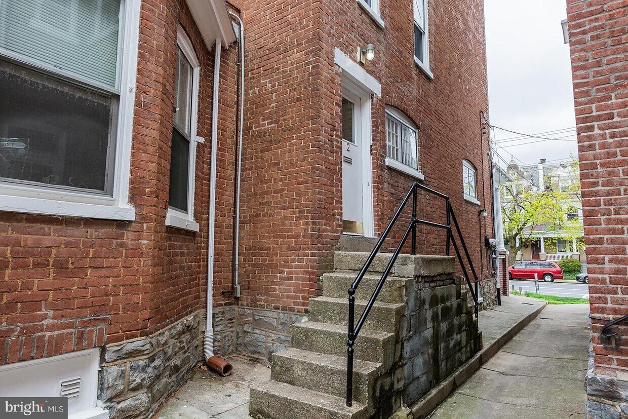 Primary Photo - 344 College Ave