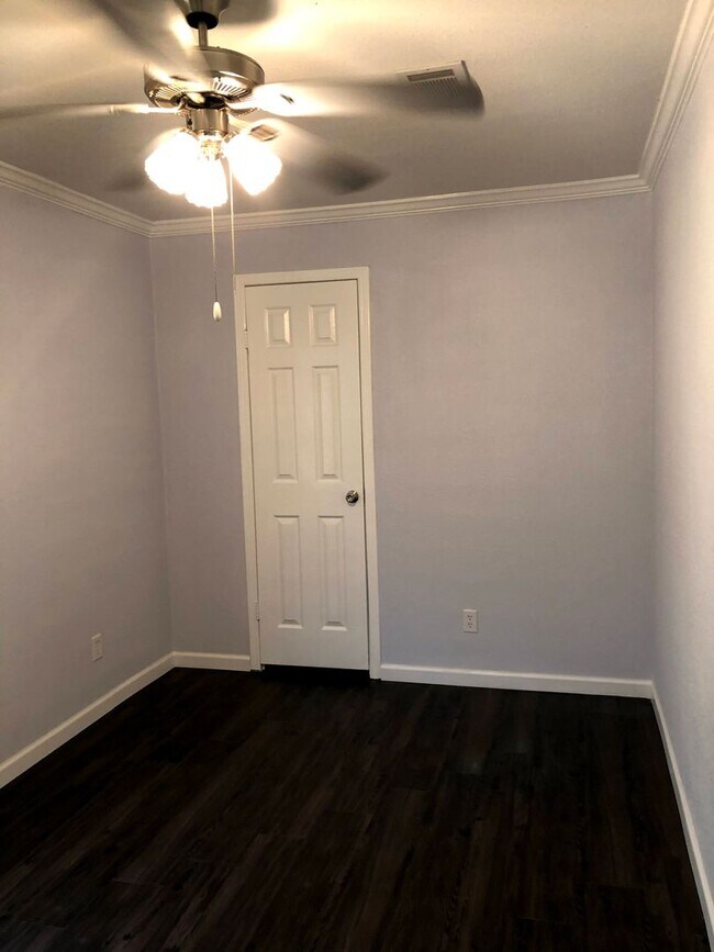 Building Photo - 140 Varsity Dr