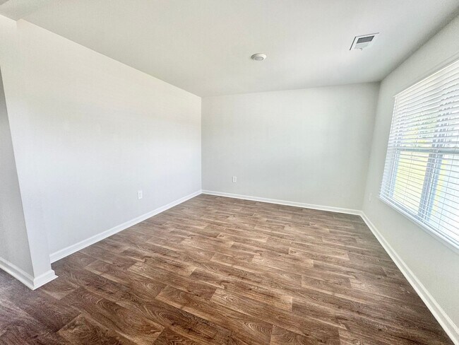 Foto del edificio - Available NOW!!