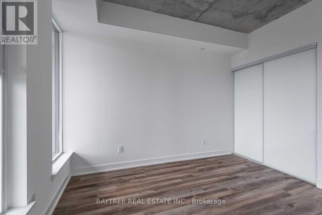 Photo du bâtiment - 30 Baseball Pl