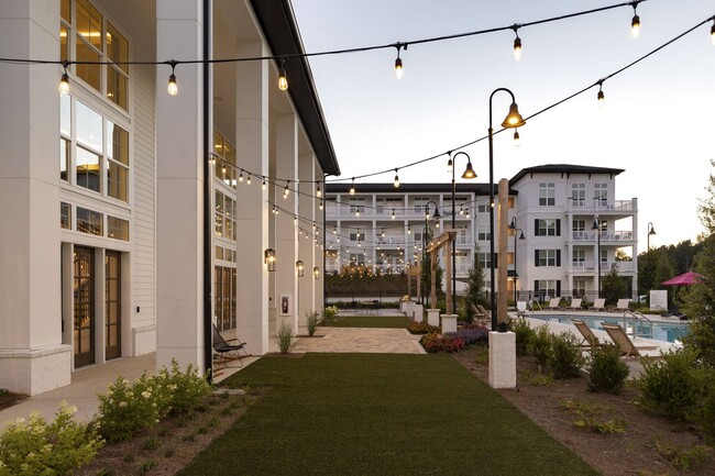 Piscina con terraza - The Quincy Apartments