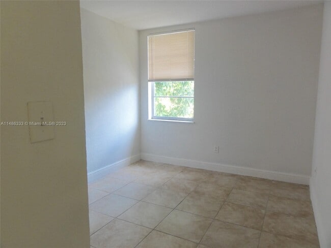 Building Photo - 1805 W 56th St