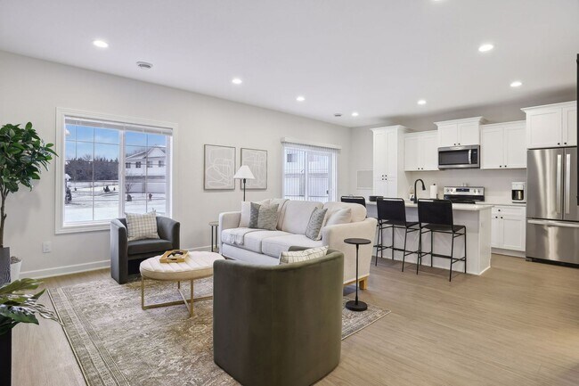 Building Photo - 3 Bedroom Town Home