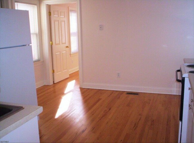 Building Photo - 103 Maple Ave