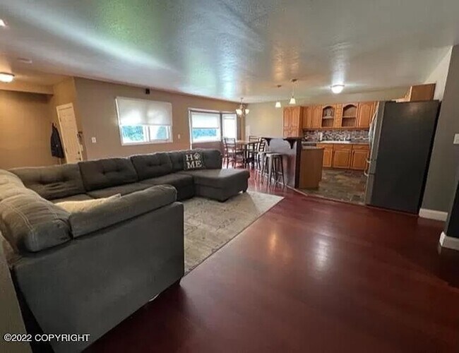 Building Photo - Stunning 3 bed 2 bath house