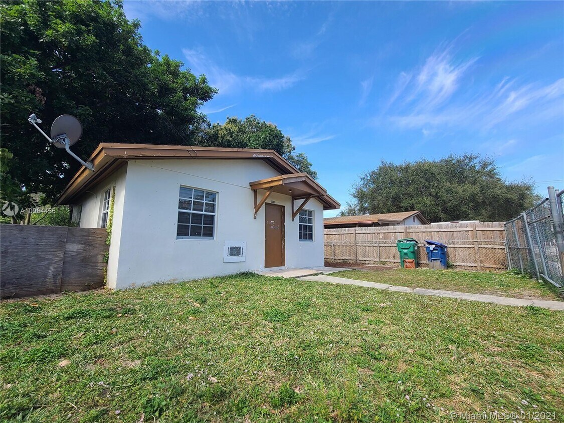 Primary Photo - 2500 NW 91st St