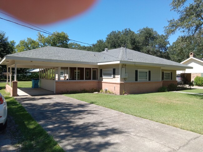 Building Photo - 2011 Main St