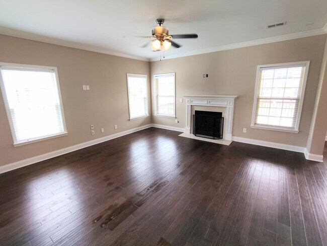 Foto del edificio - 5001 Laughing Brook Ln