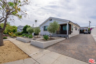 Building Photo - 815 E Elmwood Ave