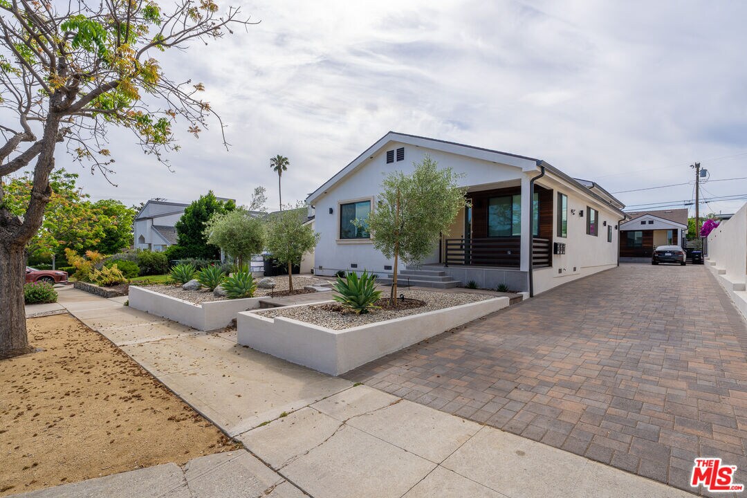 Foto principal - 815 E Elmwood Ave