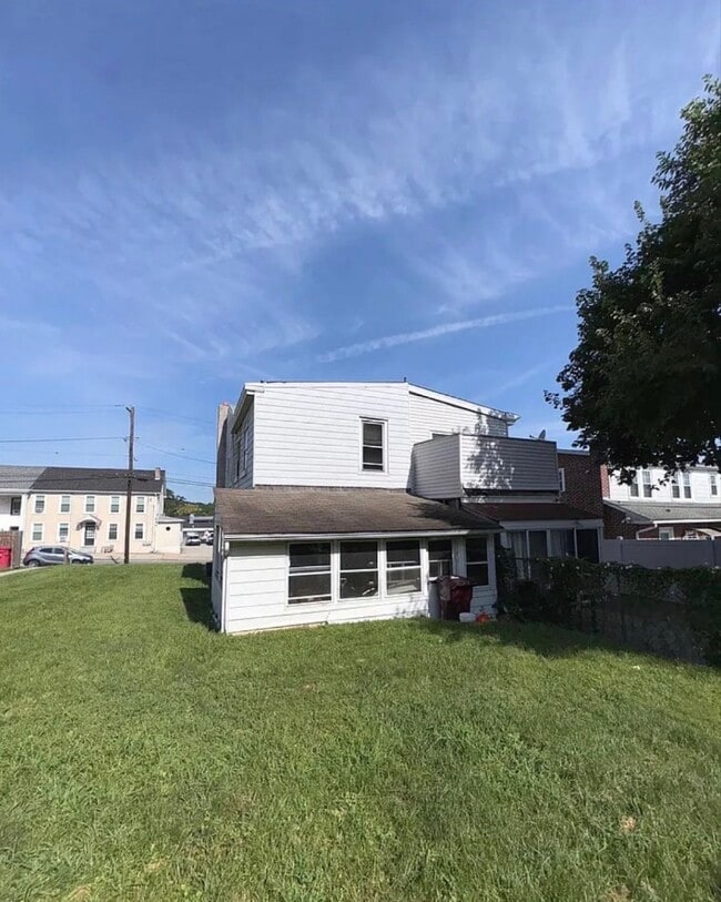 Building Photo - 709 DeKalb St