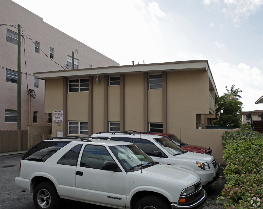 Building Photo - 1418 SW 5th St