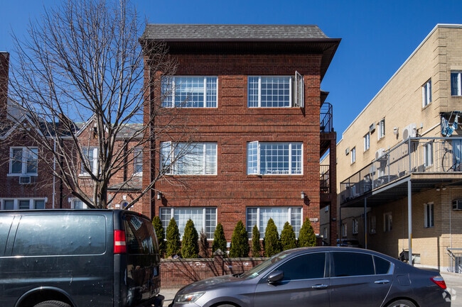 Building Photo - 768 E 2nd St
