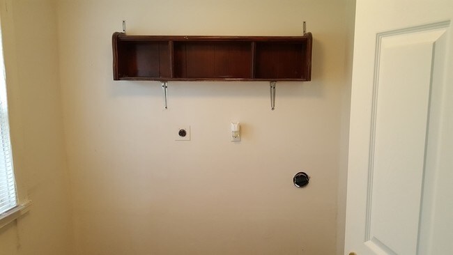 Building Photo - Spacious Two Bedroom House with Huge Loft