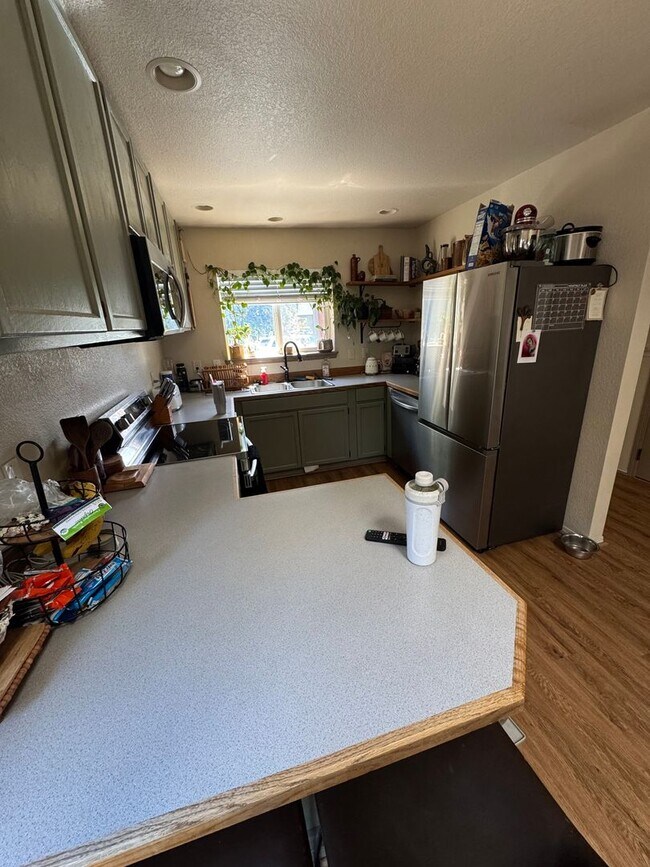 Foto del edificio - Light & Airy 3 Bedroom 2 Bath Home - Pets ...
