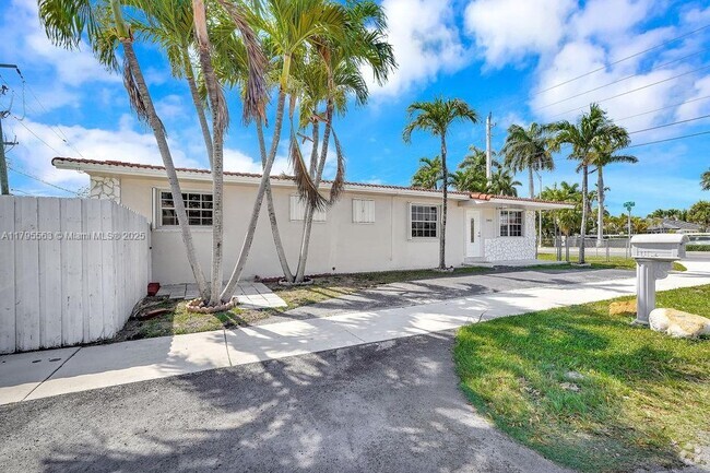 Building Photo - 2400 SW 103rd Ct
