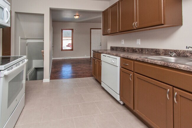 Foto del edificio - Large 3 Bedroom, 2 Bathroom - Pyramid Properties