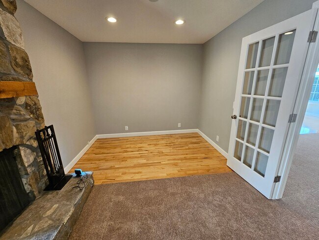 Building Photo - 4BD/2BA Available Near El Dorado Park!!