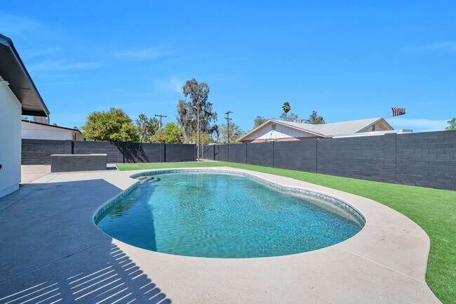 Foto del edificio - Huge 2 Story Home in Prime ASU neighborhood