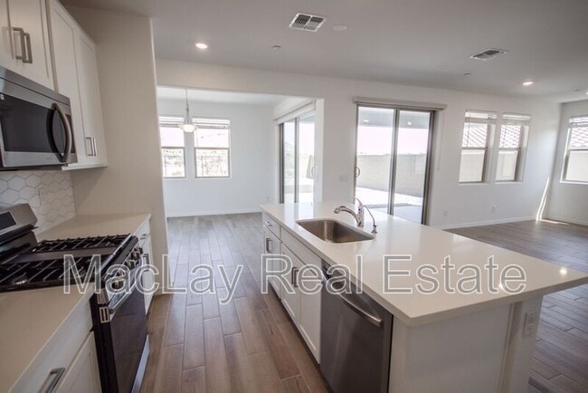 Foto del edificio - 21326 W Roanoke Ave