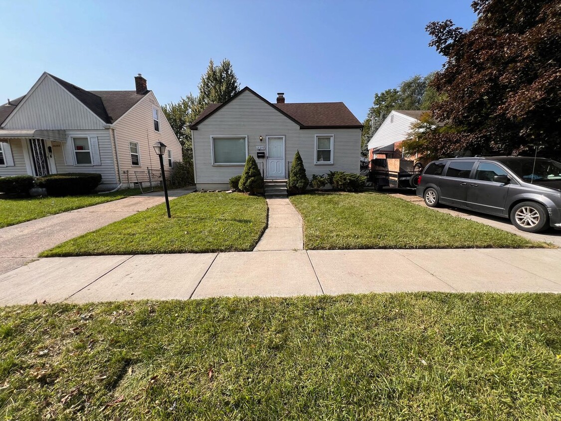 Foto principal - 2 bedroom/1bath ranch in Harper Woods - $1...